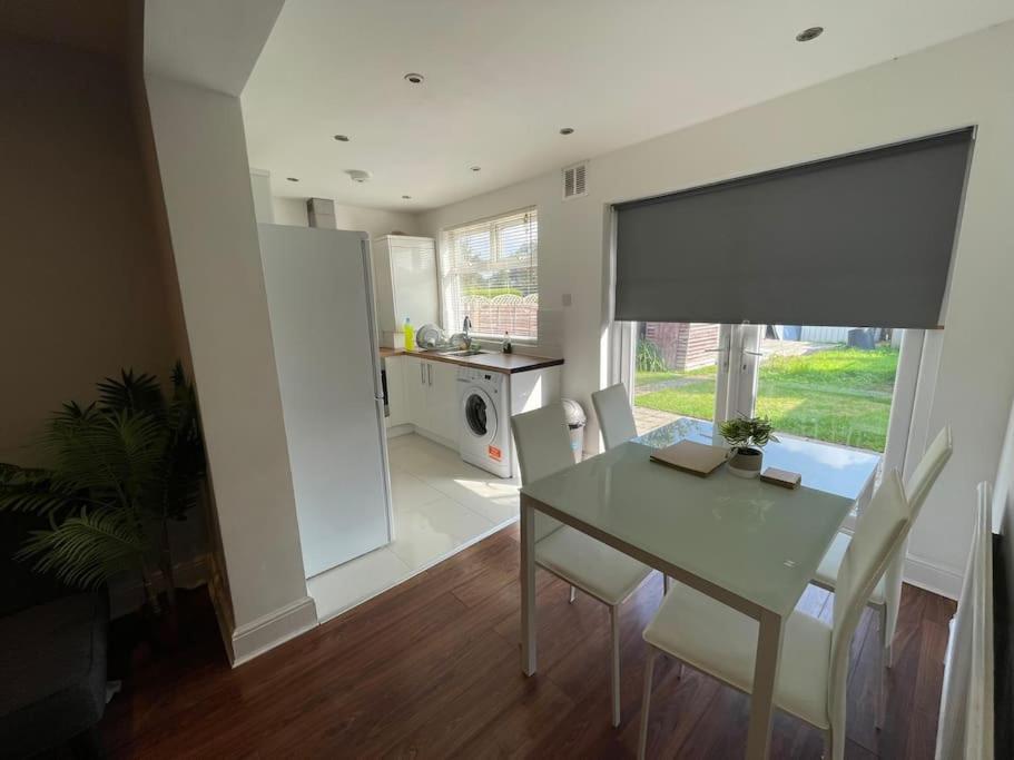Entire Ground Floor Apartment In Watford Watford  Kültér fotó