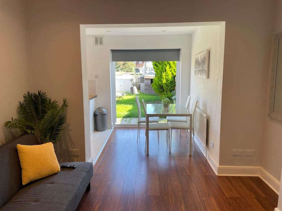 Entire Ground Floor Apartment In Watford Watford  Kültér fotó