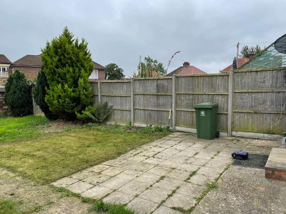 Entire Ground Floor Apartment In Watford Watford  Kültér fotó